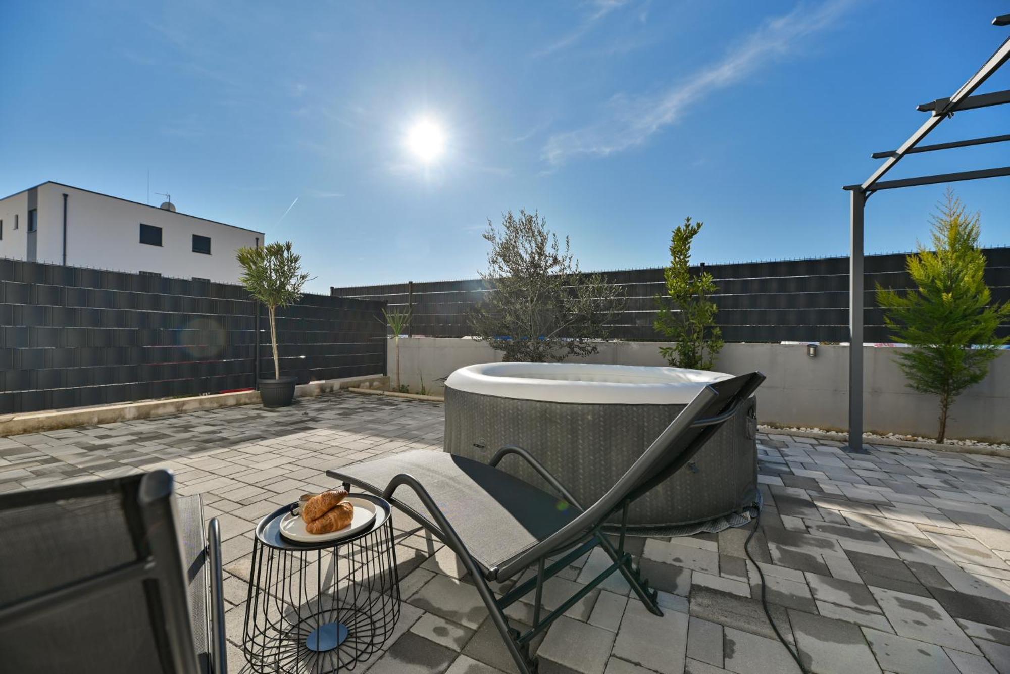 Luxury Apartment With Garden Jacuzzi And Wellness Trogir Exterior photo
