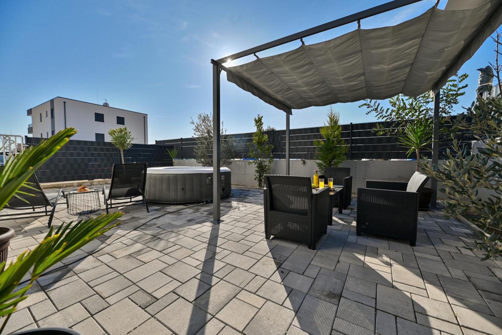 Luxury Apartment With Garden Jacuzzi And Wellness Trogir Exterior photo